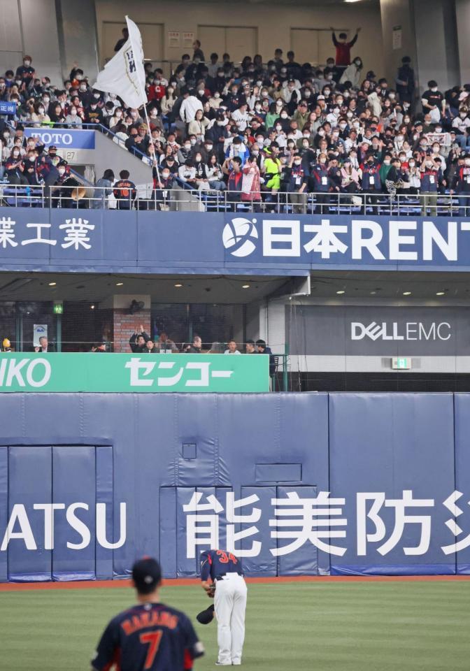 　２回に３点三塁打を放った吉田は、京セラドームを埋めたファンの祝福に応える（撮影・吉澤敬太）