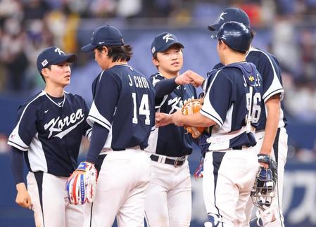 　阪神に勝利しタッチを交わす韓国ナイン（撮影・吉澤敬太）