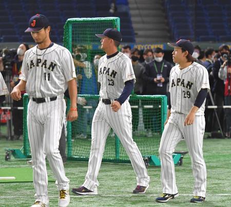 　記念撮影に向かうヌートバー（中央）＝撮影・西岡正