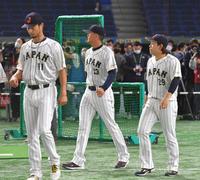 　記念撮影に向かうヌートバー（中央）＝撮影・西岡正