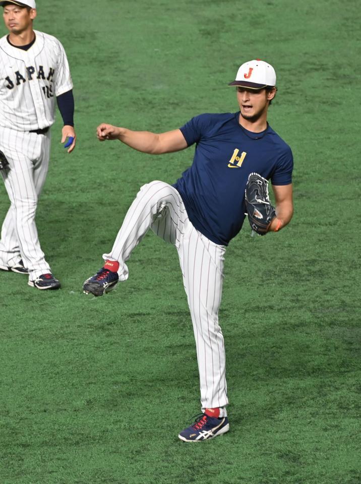 　調整するダルビッシュ（撮影・金田祐二）