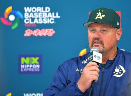 　公式会見で抱負を語るデーブ・ニルソン監督（撮影・西岡正）