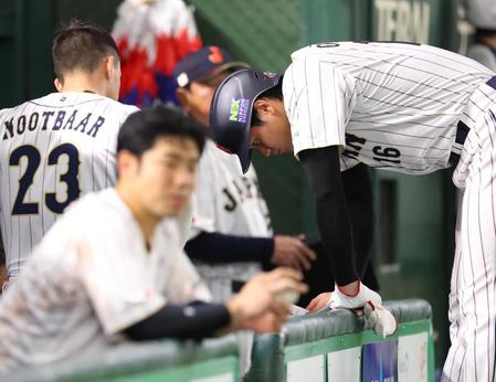 　６回、村上の申告敬遠で二進した大谷は投手交代時に一度ベンチへ戻りデータを確認する（撮影・吉澤敬太）