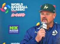 　公式会見で抱負を語るデーブ・ニルソン監督（撮影・西岡正）