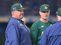 　コーチらと話すデーブ・ニルソン監督（左）＝撮影・西岡正