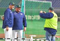 　記念撮影するデーブ・ニルソン監督（左２人目）＝撮影・西岡正