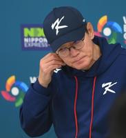 　試合後の会見を終えてイヤホンを外す李強喆監督（撮影・堀内翔）