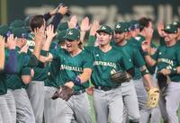 韓国を破り喜ぶオーストラリア代表ナイン＝東京ドーム（撮影・吉澤敬太）