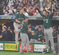 　８回、パーキンスが３ラン放ちベンチ前で喜ぶグレンディニング（左端）＝撮影・堀内翔