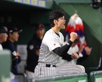 　７回、戸郷がピンチを切り抜け、ガッツポーズで喜ぶ大谷（撮影・吉澤敬太）