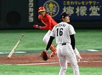 　４回、楊普に左前打を浴びる大谷（撮影・金田祐二）