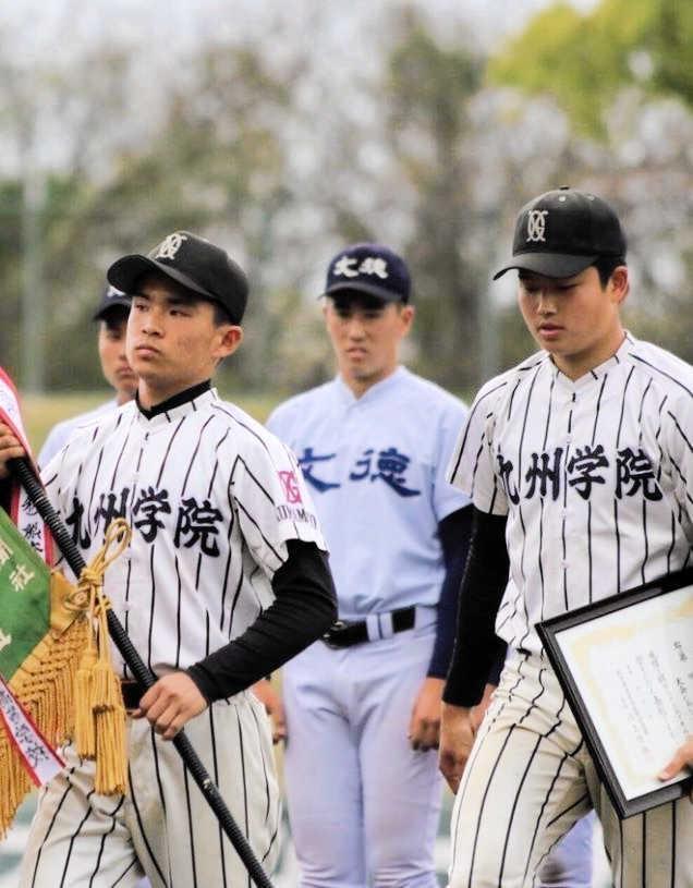 　九州学院時代の松野さん（左）と村上（松野さん提供）