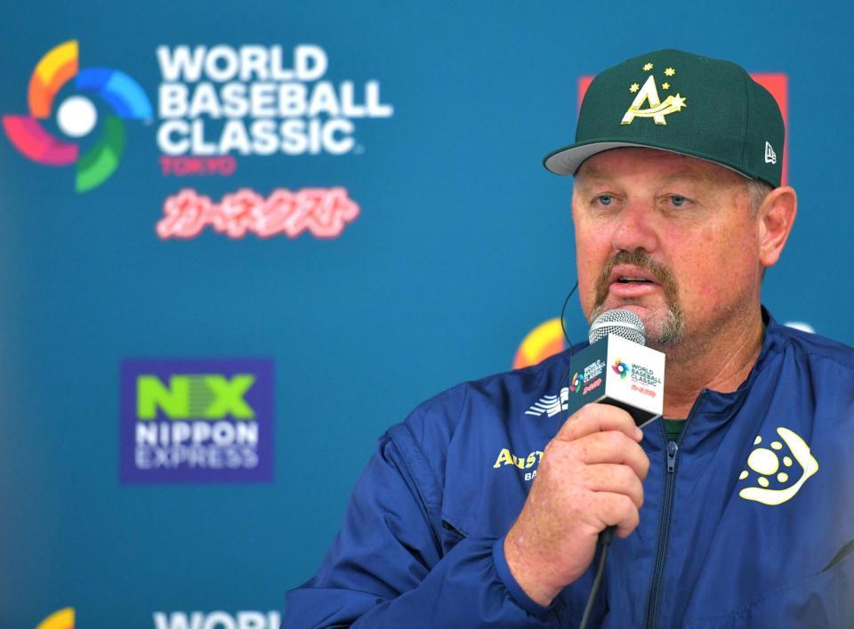 　公式会見で抱負を語るデーブ・ニルソン監督（撮影・西岡正）