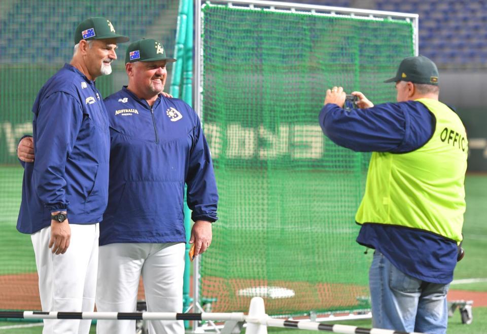 　記念撮影するデーブ・ニルソン監督（左２人目）＝撮影・西岡正