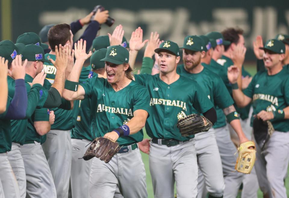 韓国を破り喜ぶオーストラリア代表ナイン＝東京ドーム（撮影・吉澤敬太）