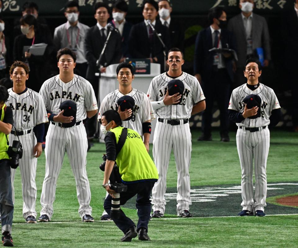 　国歌を聴くヌートバーら（撮影・金田祐二）