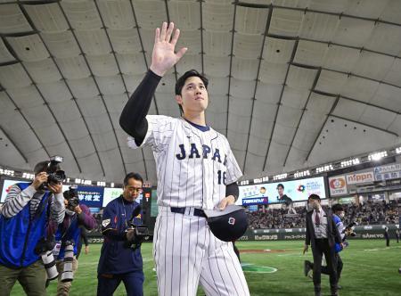 　中国に勝利し、引き揚げる日本・大谷。４回無失点で勝利投手となり、２安打２打点だった＝東京ドーム