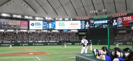 　１回、大谷の打席時、一、二塁間に３人を配置した大谷シフトをひく韓国代表（撮影・吉澤敬太）