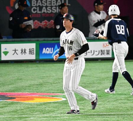 　３回、敬遠される大谷（撮影・金田祐二）