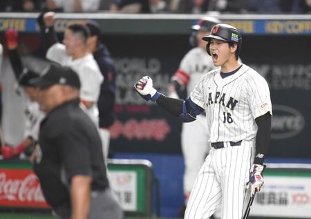 　３回、近藤の適時打にガッツポーズする大谷（撮影・棚橋慶太）