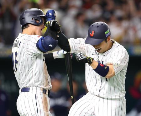 　５回、ソロを放ち大谷（左）とタッチを交わす近藤（撮影・吉澤敬太）