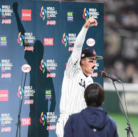 　お立ち台で日本語で叫ぶヌートバー（撮影・棚橋慶太）