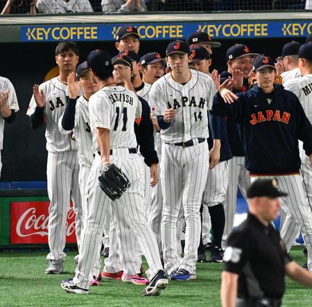 　ダルビッシュを迎える佐々木朗（撮影・金田祐二）