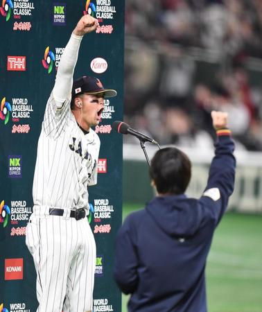 　お立ち台でガッツポーズするヌートバー（左）と水原通訳（撮影・棚橋慶太）