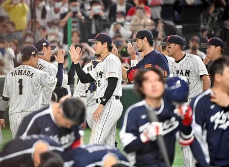 　韓国に勝利し、タッチを交わす（奥左から）山田、高橋宏、大谷、ダルビッシュ、ヌートバーら