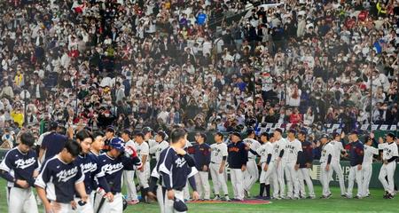 　ＷＢＣ１次リーグ第２戦で韓国（手前）に大勝し、タッチを交わす日本ナイン