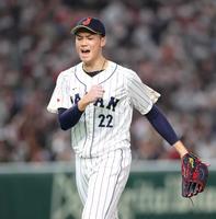 　８回、梁培を打ち取ってほえる湯浅（撮影・吉澤敬太）