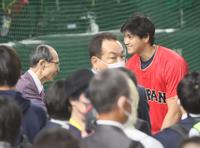 　王氏（左）とあいさつする大谷（撮影・吉澤敬太）