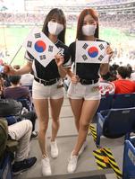 　韓国の応援に駆けつけた美女２人組（撮影・棚橋慶太）