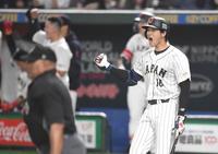 　３回、近藤の適時打にガッツポーズする大谷（撮影・棚橋慶太）