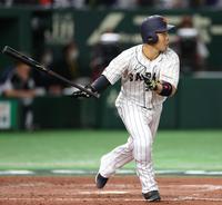 　３回、適時二塁打を放つ近藤（撮影・吉澤敬太）