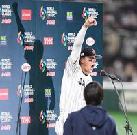 　お立ち台で日本語で叫ぶヌートバー（撮影・棚橋慶太）