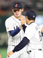 　セレモニーで栗山監督とタッチする佐々木朗（撮影・吉澤敬太）