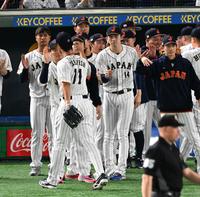 　ダルビッシュを迎える佐々木朗（撮影・金田祐二）