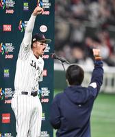 　お立ち台でガッツポーズするヌートバー（左）と水原通訳（撮影・棚橋慶太）