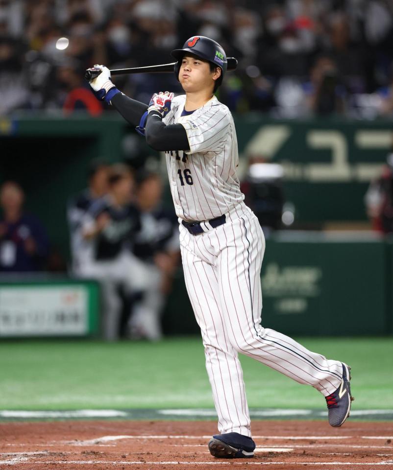 　１回、空振り三振に倒れる大谷（撮影・吉澤敬太）