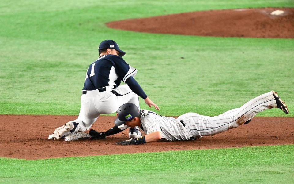 　３回、けん制で帰塁する源田（撮影・金田祐二）