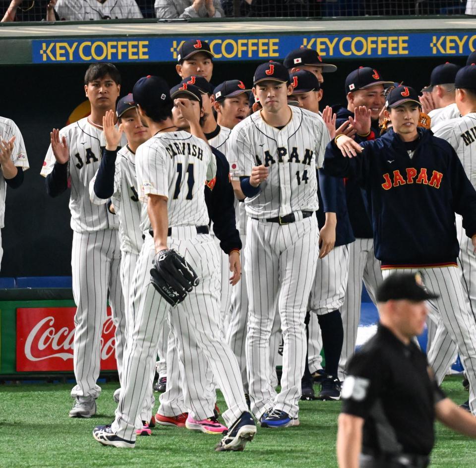 　ダルビッシュを迎える佐々木朗（撮影・金田祐二）