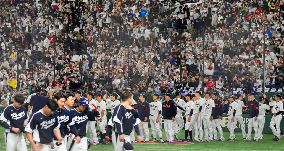 　ＷＢＣ１次リーグ第２戦で韓国（手前）に大勝し、タッチを交わす日本ナイン