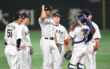 　３回、３点を失ったダルビッシュのもとに集まる侍ジャパンナイン（撮影・棚橋慶太）