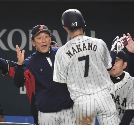 　６回、生還した中野を出迎える栗山監督（撮影・棚橋慶太）