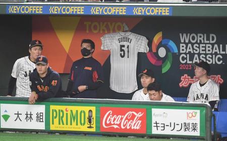 　ベンチに掲げられた鈴木のユニホーム（撮影・棚橋慶太）