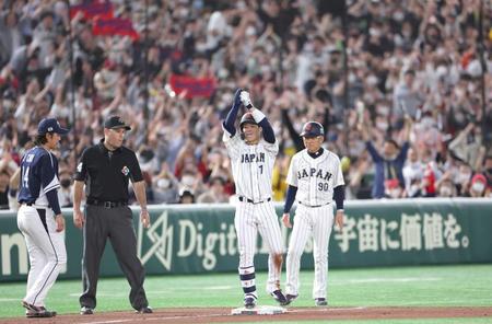 　６回、三塁打を放ち、塁上でペッパーミル・パフォーマンスをする中野（撮影・吉澤敬太）