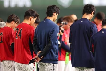　練習前、黙祷をささげる（右から）ダルビッシュ、大谷、大城、源田ら侍ジャパン（撮影・吉澤敬太）
