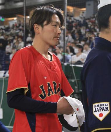 　練習前に黙祷し、ベンチに戻る源田（撮影・吉澤敬太）