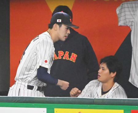 　試合前にベンチでタッチを交わす佐々木と大谷（右）＝撮影・堀内翔